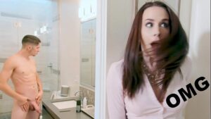 Image Espiando o primo pelado dentro do banheiro a novinha